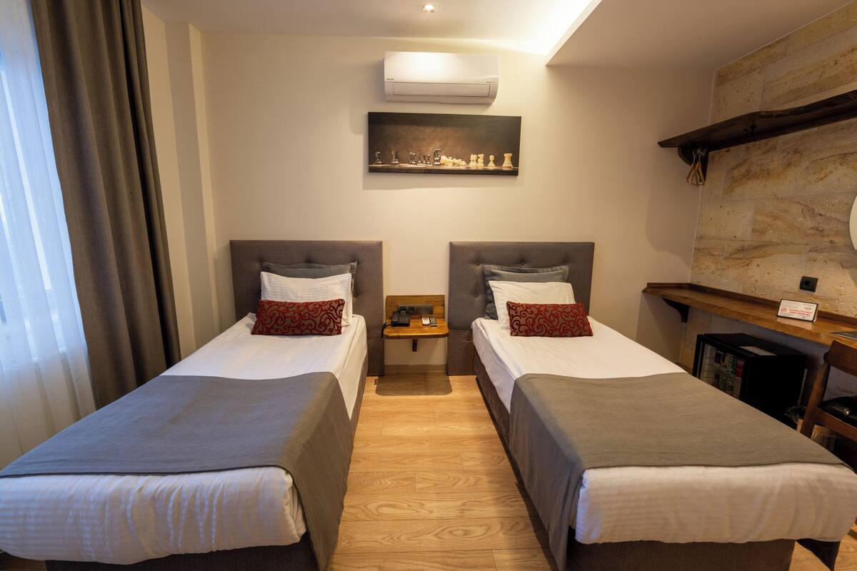 Deluxe Twin Room, Balcony, City View | Bar mini, ruang kerja komputer riba, Wi-fi percuma, cadar katil