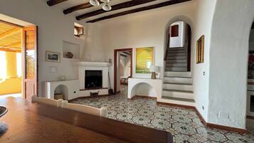 Villa, 2 Bedrooms, Smoking, Balcony | Ruang tamu | Buku-buku