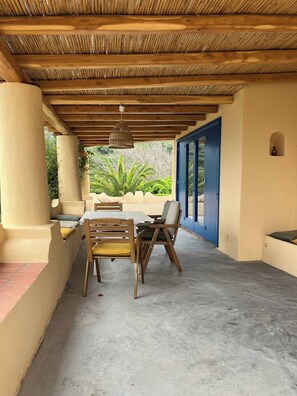 Outdoor dining - Casa Bacco, Capistello (Lipari)