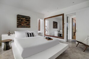 2 makuuhuonetta, tallelokero huoneessa, työpöytä, silitysrauta/-lauta