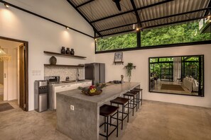 Refrigerador, microondas, horno, placa de cocina