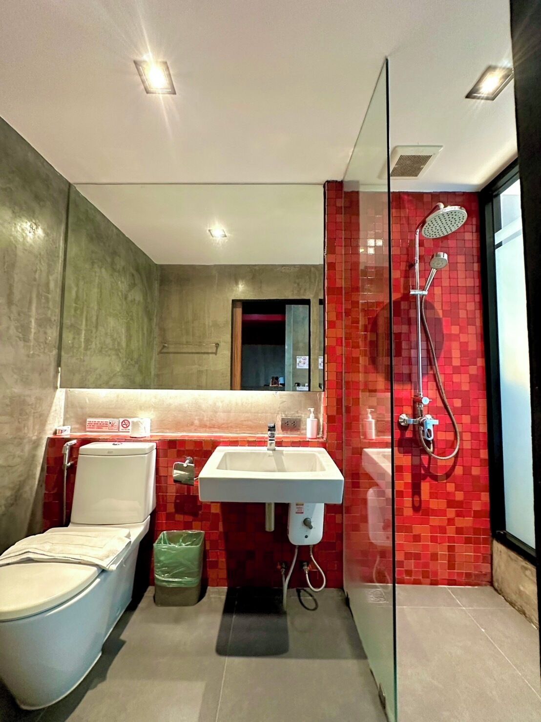 Un bagno moderno con servizi igienici, lavandino e doccia.
