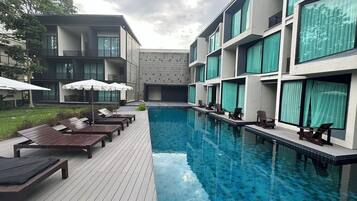 Una piscina al aire libre