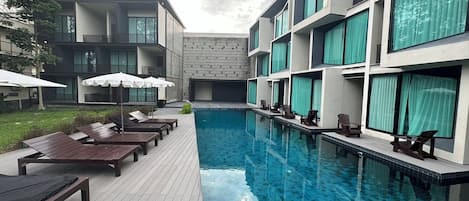 حمّام سباحة خارجي