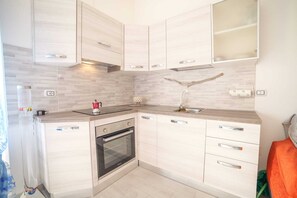 Réfrigérateur, four, plaque de cuisson, cafetière/bouilloire