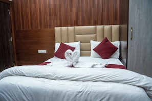 Chambre Deluxe, vue sur la ville | Coffre-fort, bureau, espace de travail pour ordinateurs portables