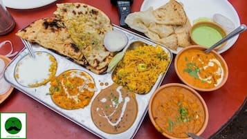 Desayuno continental diario (INR 150 por persona)