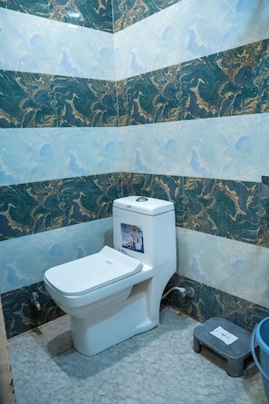 Chambre Deluxe, vue sur la ville | Salle de bain | Douche, articles de toilette (gratuits), peignoirs, pantoufles