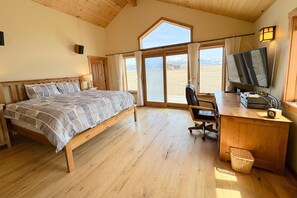 3 bedrooms, desk, travel crib, free WiFi