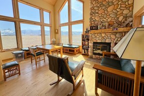 Smart TV, chimenea y oficina 