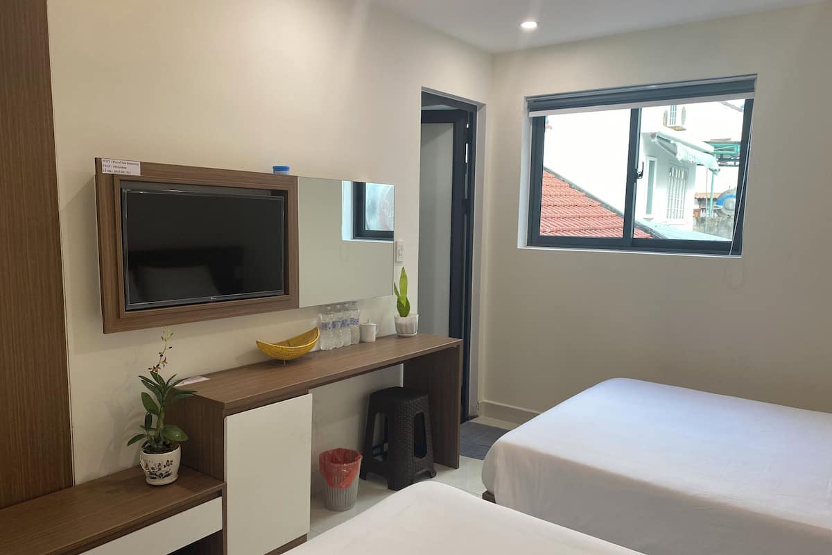 Deluxe Triple Room | Desk, laptop workspace, iron/ironing board, free WiFi