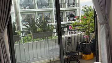 Una scrivania, postazione laptop, ferro/asse da stiro, Wi-Fi gratuito