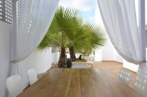 屋外ダイニングエリア