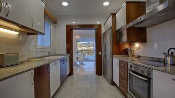 Een koelkast, een microgolfoven, een oven, een kookplaat