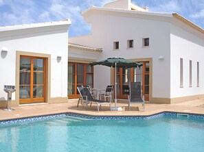 Una piscina al aire libre, una piscina climatizada