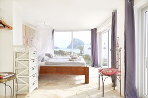 4 bedrooms, iron/ironing board, free WiFi