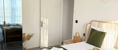 Deluxe-Apartment, Balkon, Meerblick | 1 Schlafzimmer, schallisolierte Zimmer, Bügeleisen/Bügelbrett