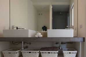 Shower, hair dryer, towels - My Rental Homes - Villa Crozet nfinity pool directly in front of the sea (Santa Eulària Des Riu)