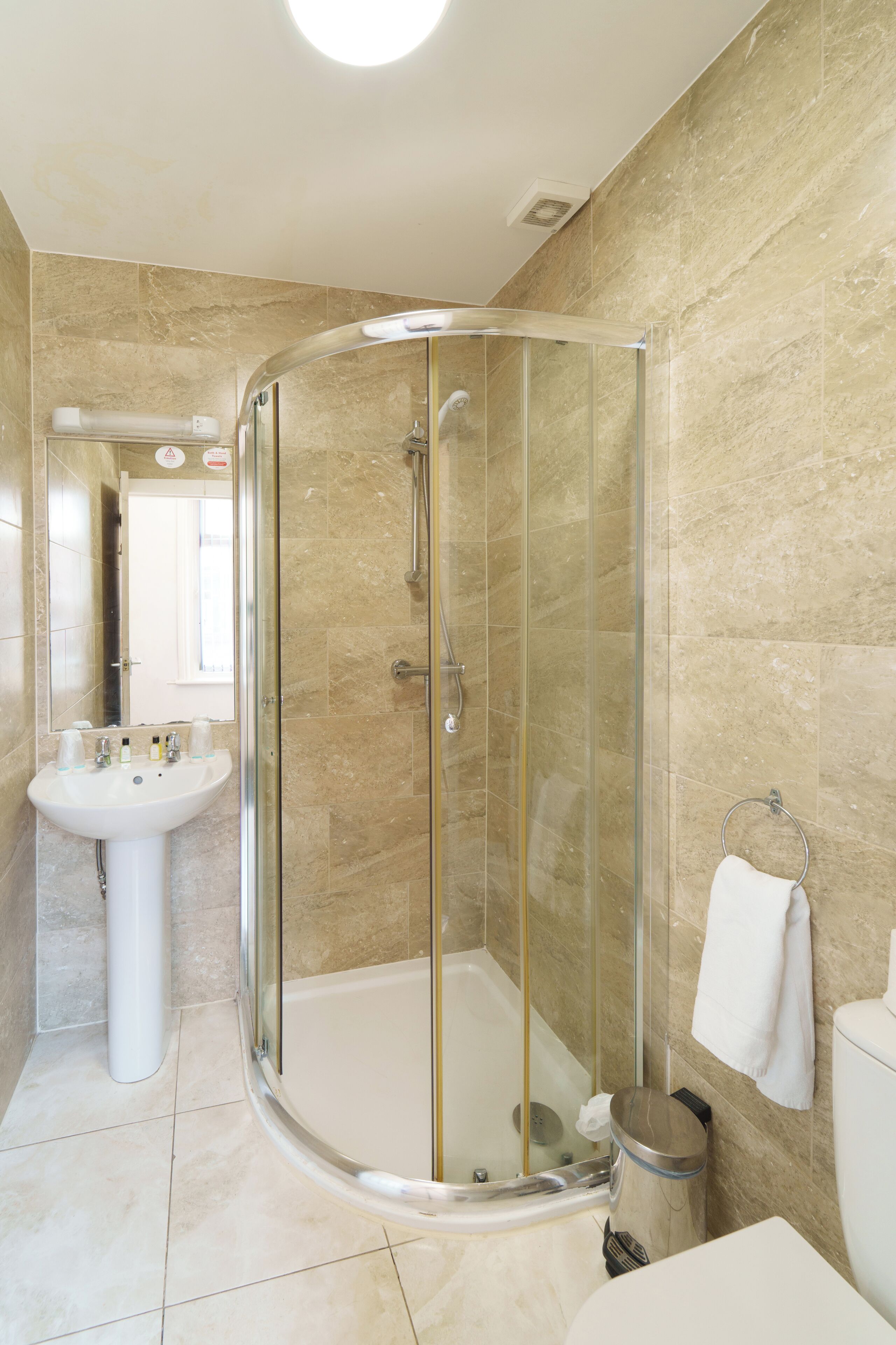 Familie vierpersoonskamer (1 Double bed and 2 single beds) | Badkamer | Een douche, gratis toiletartikelen, een haardroger, handdoeken