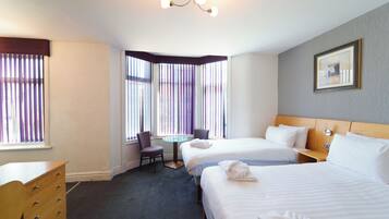 Habitació quàdruple familiar (1 Double bed and 2 single beds) | Wifi gratuïta