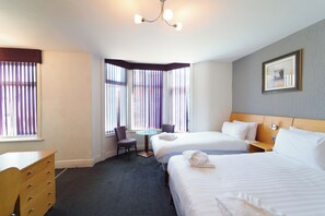 Familien-Vierbettzimmer (1 Double bed and 2 single beds)