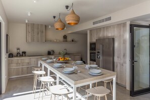 Fridge, microwave, oven, stovetop - My Rental Homes - Villa Kiribati with pool, outdoor dining area and  BBQ (Santa Eulària Des Riu)