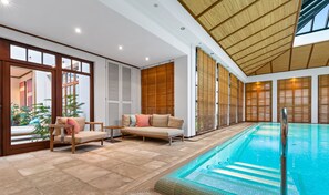 Una piscina techada, una piscina climatizada