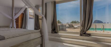 4 bedrooms, iron/ironing board, free WiFi