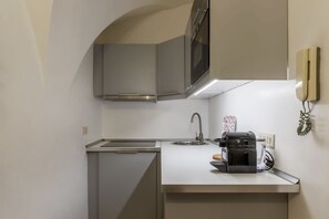 Réfrigérateur, micro-ondes, plaque de cuisson, cafetière/bouilloire