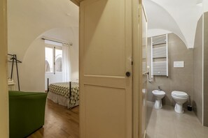 Douche, sèche-cheveux, bidet, serviettes fournies
