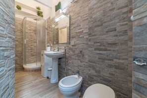 Shower, hair dryer, bidet, towels - CS Piazza Venezia Apartment (Roma)