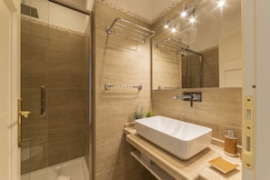 Shower, hair dryer, bidet, towels - CS Termini Nazionale Apt n. 4 (Roma)