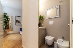 Dusj, hårføner, bidé og håndklær