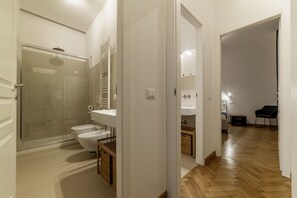 Shower, free toiletries, hair dryer, bidet