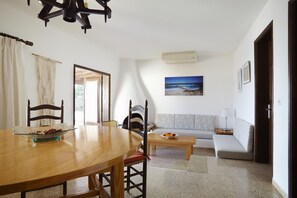 Televisión, chimenea, estéreo