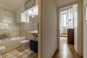 Shower, hair dryer, bidet, towels