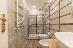 Dusche, Haartrockner, Bidet, Handtücher