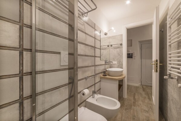 A modern bathroom with a glass shower enclosure, a freestanding bathtub, and a vanity with a sink. - CS Exclusive Campo de' Fiori Palace apt. 1 (Roma)