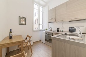 Een koelkast, een magnetron, een oven, een kookplaat