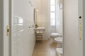 Dusche, Haartrockner, Bidet, Handtücher