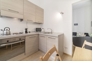 Fridge, microwave, oven, stovetop - CS Central Station Termini/Monti Studio Apartment (Roma)