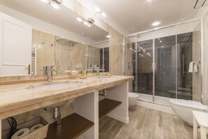 Shower, hair dryer, bidet, towels - CS Exclusive Campo de' Fiori Palace apt. 5 (Roma)