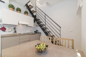 Réfrigérateur, micro-ondes, plaque de cuisson, cafetière/bouilloire