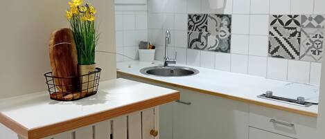 Geladeira, micro-ondas, cooktop, cafeteira/chaleira