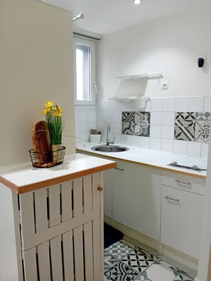 Fridge, microwave, stovetop, coffee/tea maker