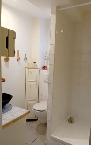 تجهيزات دش، مجففات شعر، مناشف، ورق حمّام