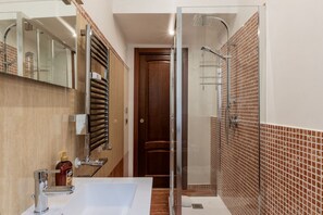 Shower, free toiletries, hair dryer, bidet - CS Beautiful S. Giovanni Apt. (Roma)