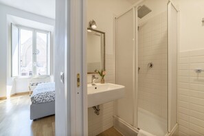 Dusche, Haartrockner, Bidet, Handtücher