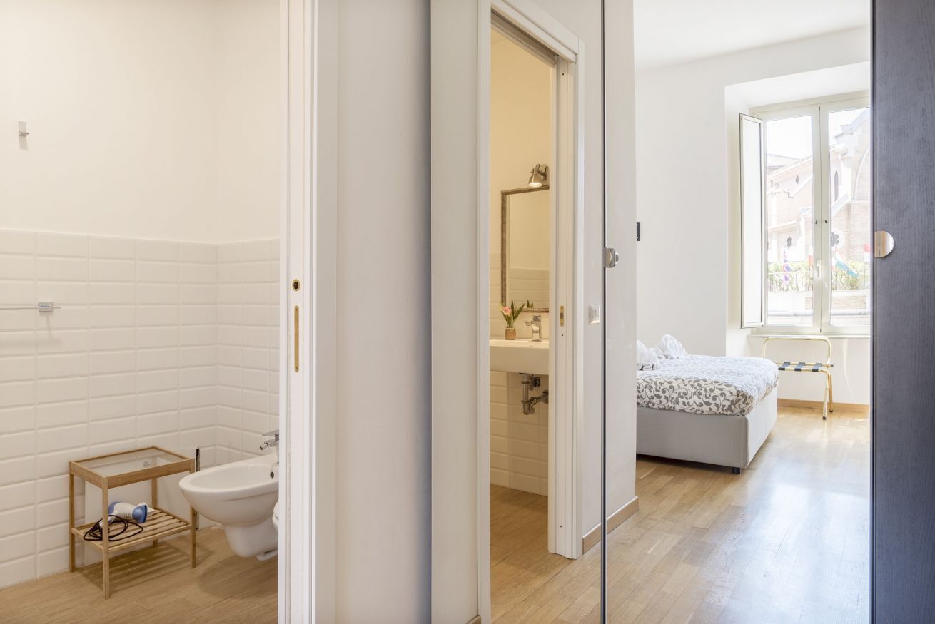 Een douche, een haardroger, een bidet, handdoeken