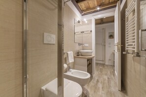 Ducha, secador de pelo, bidet, toallas